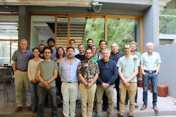 grupo de profesionales en una reunión colaborativa