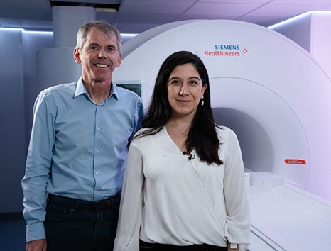 escáner MRI de Siemens con expertos en salud